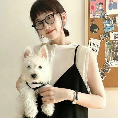 穿黄睡衣的女孩
